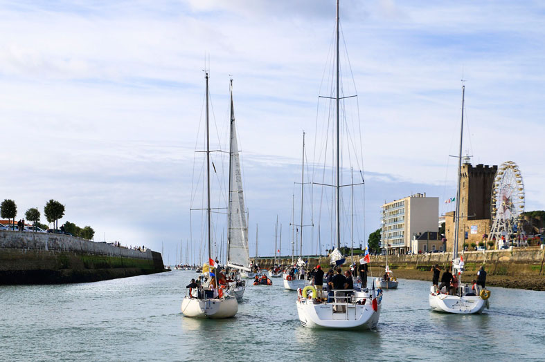 bateaux au sable d´Olonne près camping Vendée