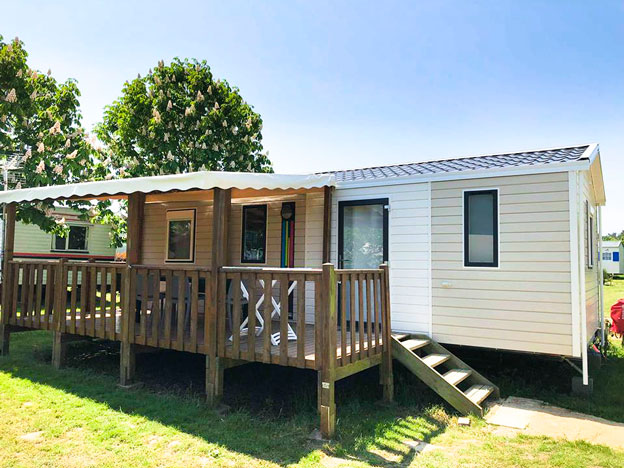 extérieur bermudes trio rouge camping près étang