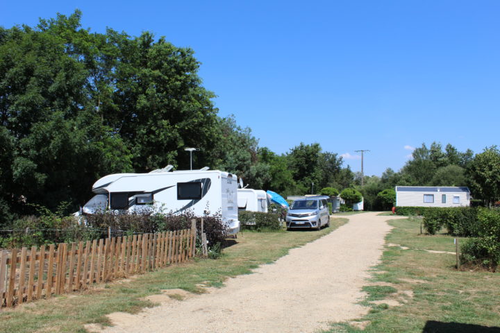 emplacement tente camping près étang